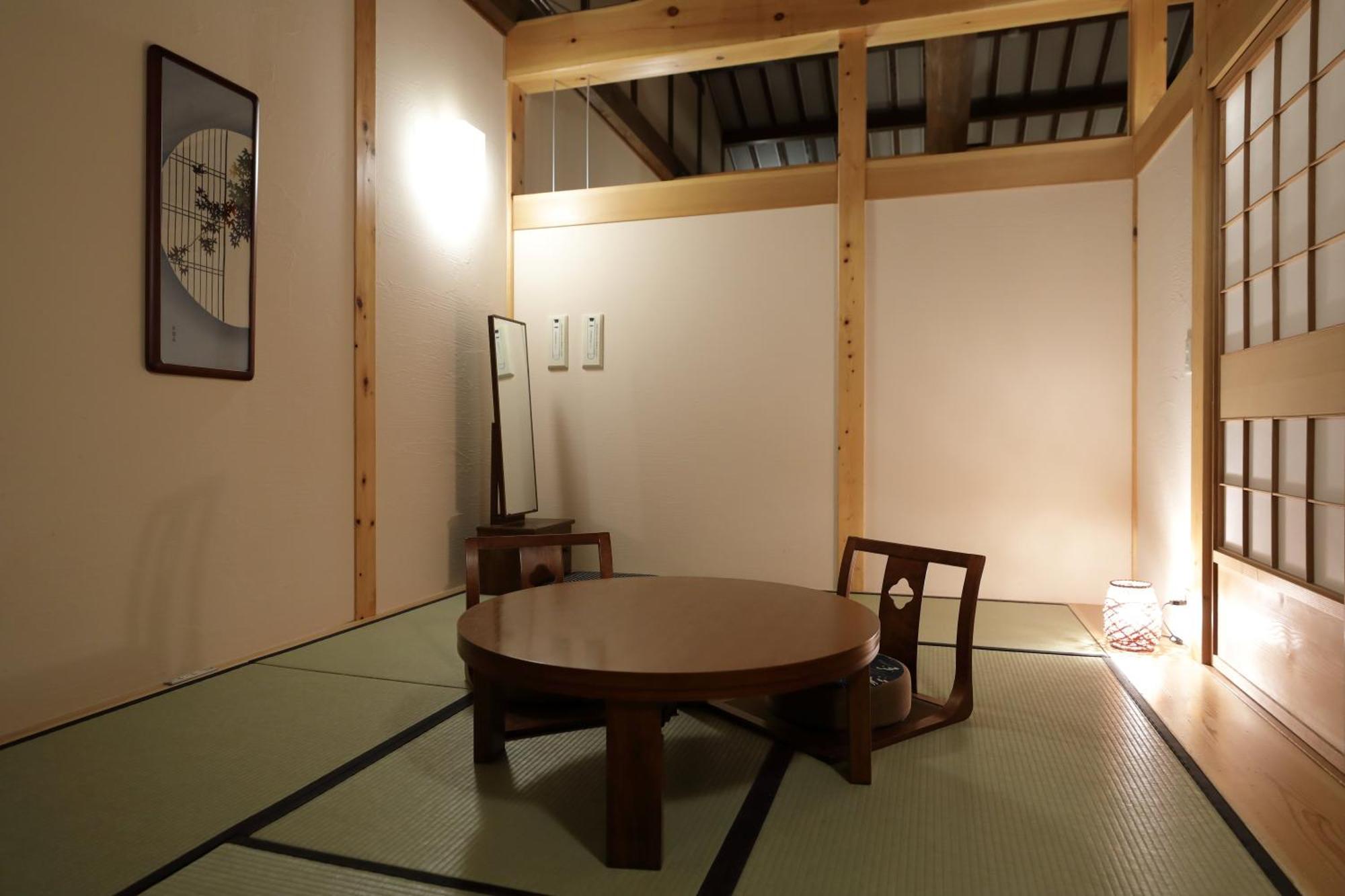 미야마 오안 교리츠 리조트 다카야마 외부 사진 A traditional Japanese room with a table and a chair