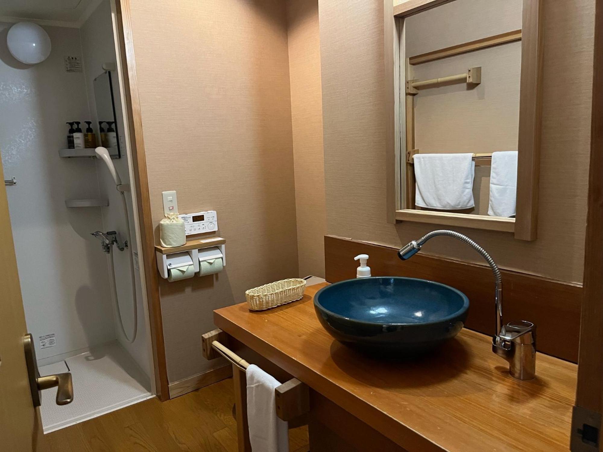 미야마 오안 교리츠 리조트 다카야마 외부 사진 Bathroom in a hotel