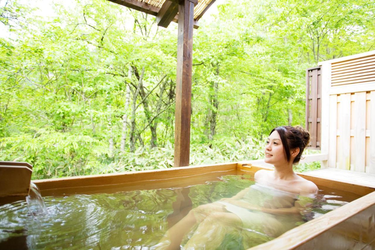미야마 오안 교리츠 리조트 다카야마 외부 사진 A woman bathing in a hot spring